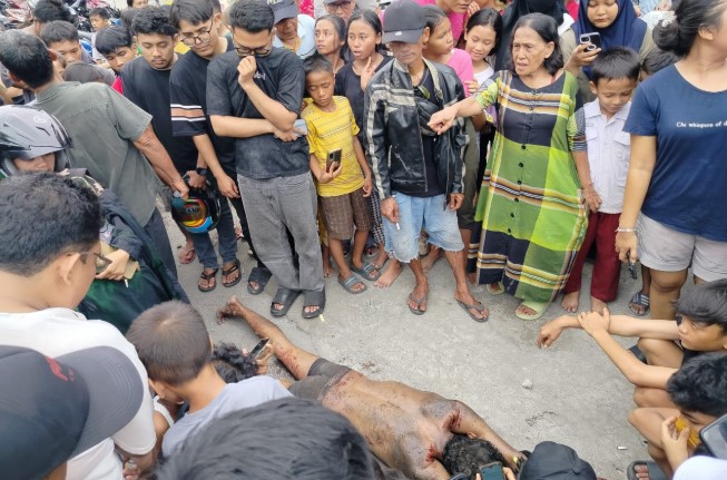 Warga Medan Geger! Pria Diduga ODGJ Nekat Lukai Diri Secara Brutal di Tengah Jalan