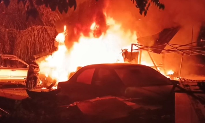 Bengkel Mobil di Ciledug Indah Terbakar Hebat, 5 Kendaraan Hangus Dilalap Api