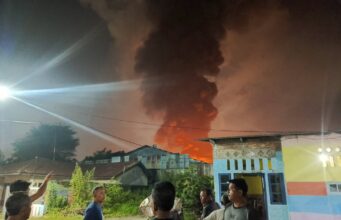 Kebakaran Pabrik GM atau Swallow di Tanjung Mulia Hilir Medan Kebakaran Pabrik GM atau Swallow di Tanjung Mulia Hilir Medan