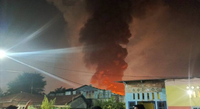 Kebakaran Pabrik GM atau Swallow di Tanjung Mulia Hilir Medan Kebakaran Pabrik GM atau Swallow di Tanjung Mulia Hilir Medan