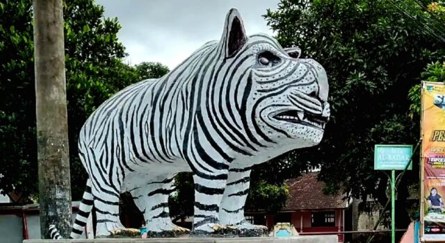 Viral Patung Macan Putih di Kediri, Bentuk Uniknya Bikin Warganet Heboh Viral Patung Macan Putih di Kediri, Bentuk Uniknya Bikin Warganet Heboh