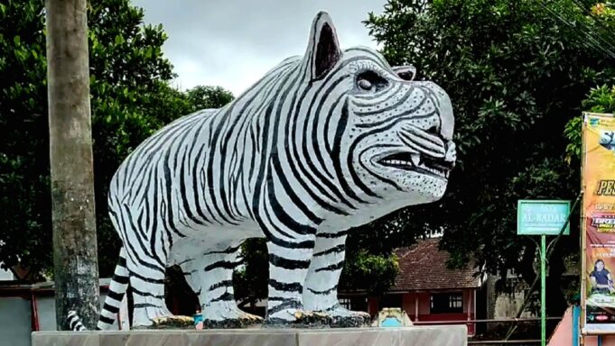 Viral Patung Macan Putih di Kediri, Bentuk Uniknya Bikin Warganet Heboh Viral Patung Macan Putih di Kediri, Bentuk Uniknya Bikin Warganet Heboh
