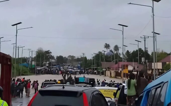 Hujan Deras Picu Banjir di Flyover Pantoloan, Lalu Lintas Sempat Tersendat Hujan Deras Picu Banjir di Flyover Pantoloan, Lalu Lintas Sempat Tersendat